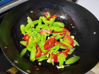红椒炒芥兰的做法步骤：6