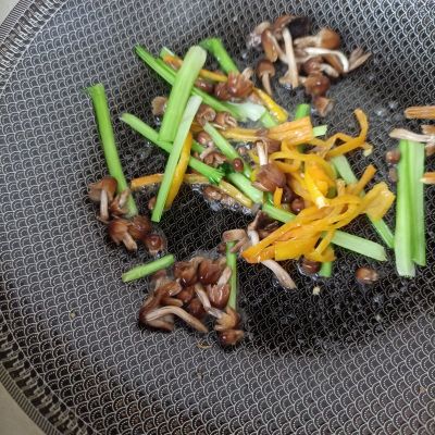 小鸡枞菌塔菜炒乌鸡蛋的做法步骤：12