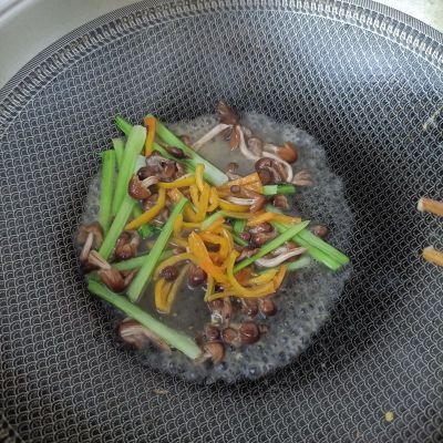 小鸡枞菌塔菜炒乌鸡蛋的做法步骤：13