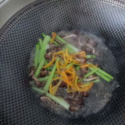 小鸡枞菌塔菜炒乌鸡蛋的做法步骤：14