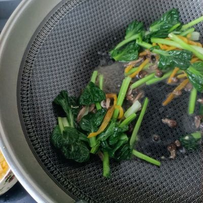 小鸡枞菌塔菜炒乌鸡蛋的做法步骤：16