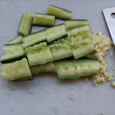 黄瓜拌油条的做法步骤：1