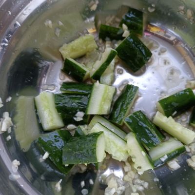 黄瓜拌油条的做法步骤：4