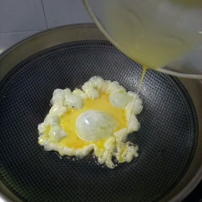 海参鸡蛋炒木耳的做法步骤：5