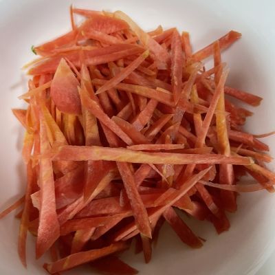 红萝卜炒菜芯的做法步骤：4
