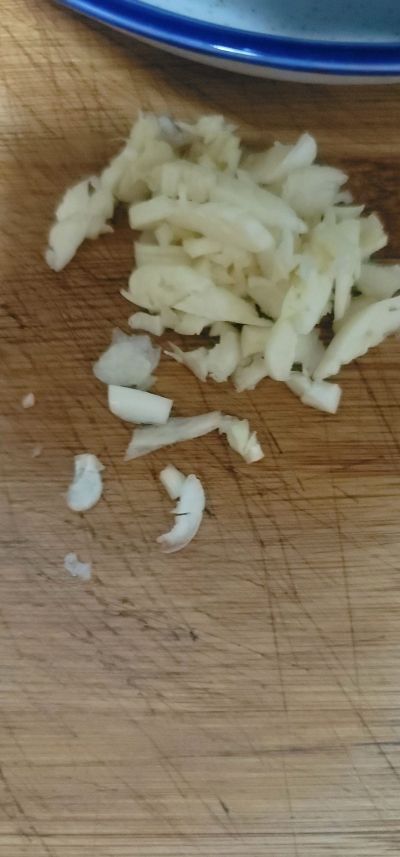 蒜末炒豌豆尖的做法步骤：2