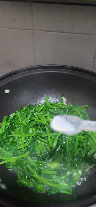 蒜末炒豌豆尖的做法步骤：5