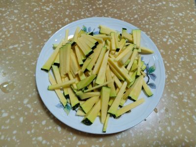 南瓜炒菜苔的做法步骤：1