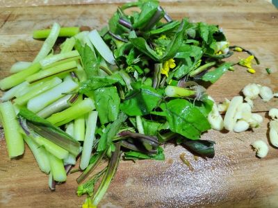 南瓜炒菜苔的做法步骤：2