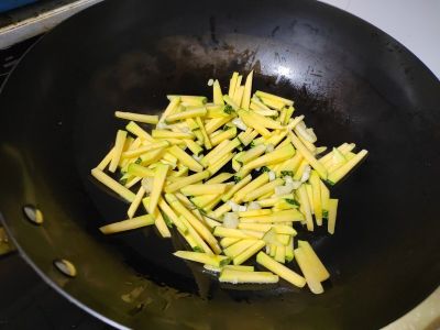南瓜炒菜苔的做法步骤：3