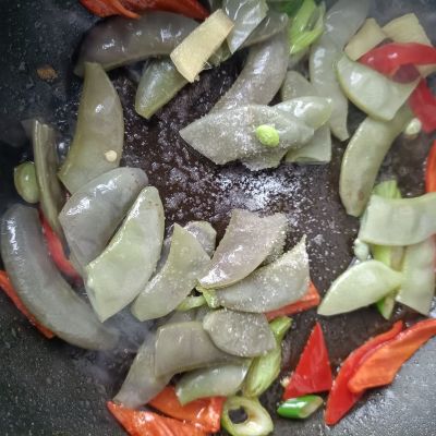 羊肝鲍鱼炒紫眉豆的做法步骤：6