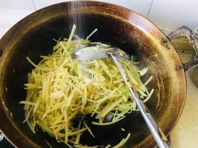 双椒土豆丝的做法步骤：6