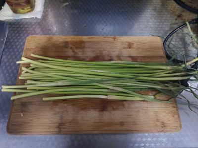 蒜苔炒肉的做法步骤：1