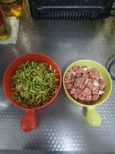 蒜苔炒肉的做法步骤：3