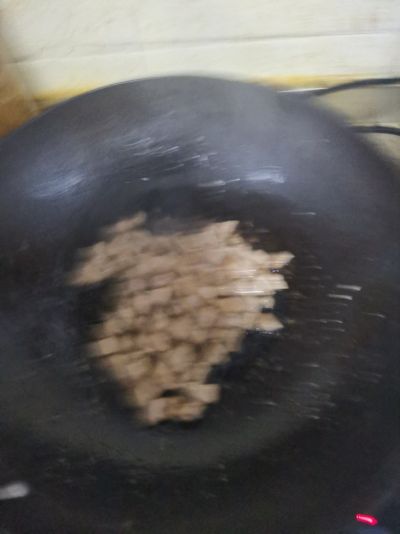 蒜苔炒肉的做法步骤：4