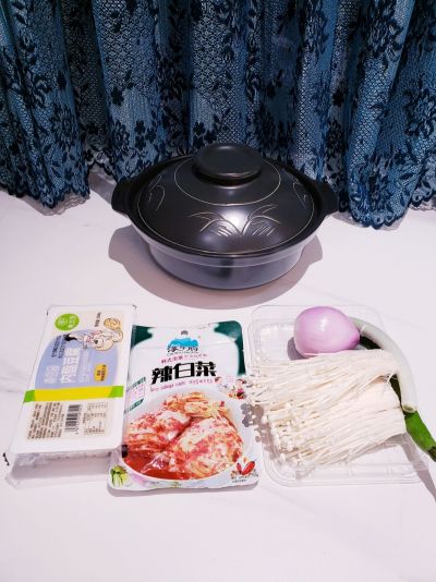 对冬天的尊重～泡菜豆腐煲的做法步骤：1