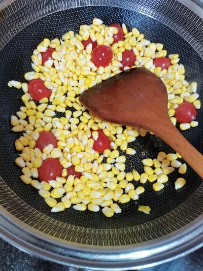 圣女果玉米粒的做法步骤：3