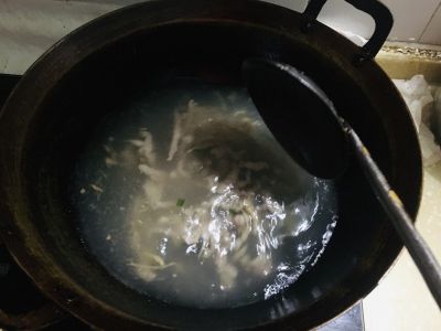 白菜肉丝汤的做法步骤：2