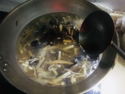 酸辣肉丝汤的做法步骤：8