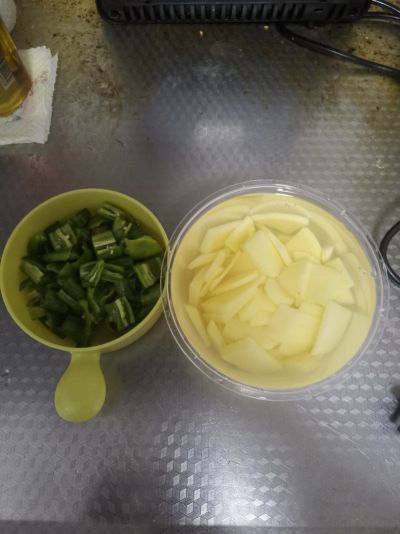 青椒炒土豆片的做法步骤：2