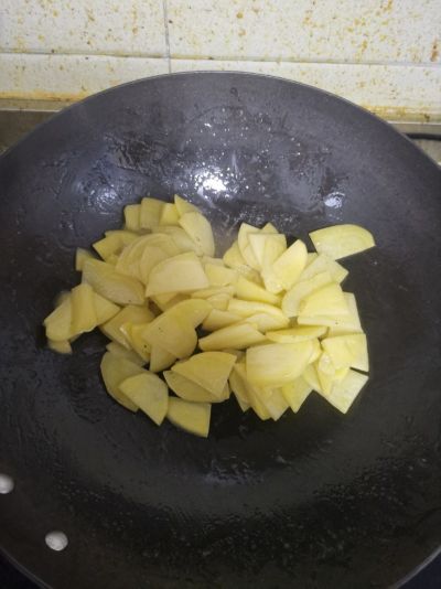 青椒炒土豆片的做法步骤：3