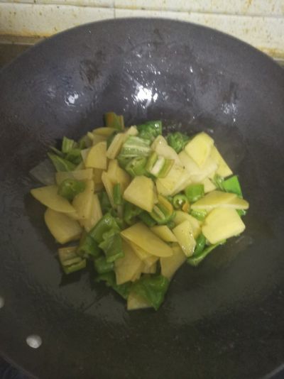 青椒炒土豆片的做法步骤：4
