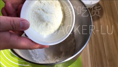 波兰种吐司，操作简单，易膨胀拉丝，口感松软，奶香味十足。的做法步骤：2