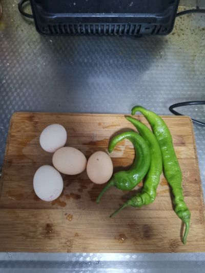 尖椒炒鸡蛋的做法步骤：1
