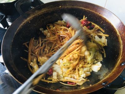 土豆丝炒酸菜的做法步骤：3