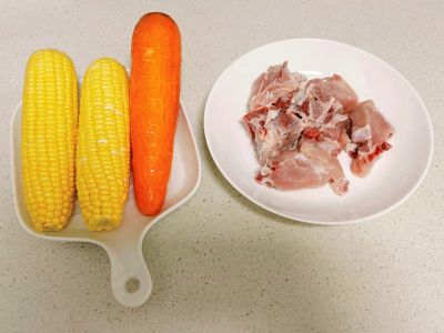 玉米胡萝卜骨头汤的做法步骤：1