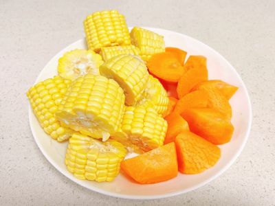 玉米胡萝卜骨头汤的做法步骤：2