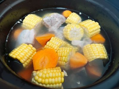 玉米胡萝卜骨头汤的做法步骤：4