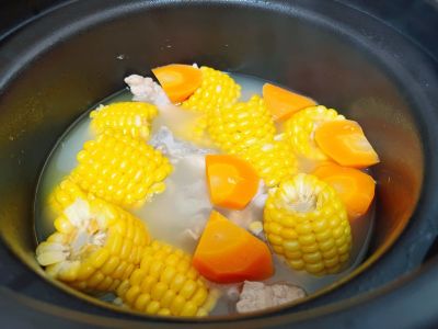 玉米胡萝卜骨头汤的做法步骤：5