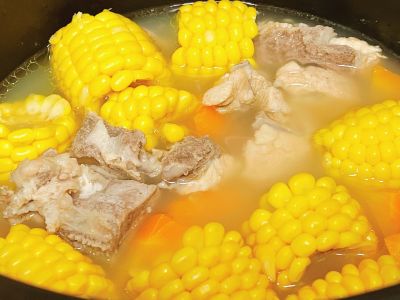玉米胡萝卜骨头汤的做法步骤：7