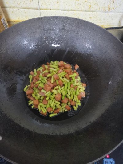 火腿炒蒜苔的做法步骤：3