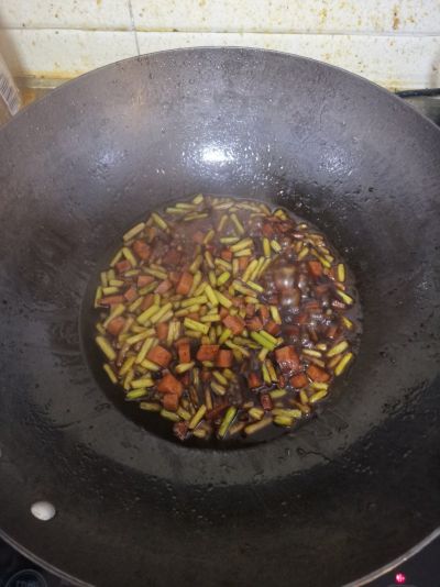 火腿炒蒜苔的做法步骤：5