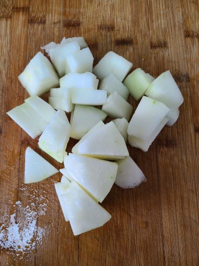 冬瓜虾皮炖粉条的做法步骤：1