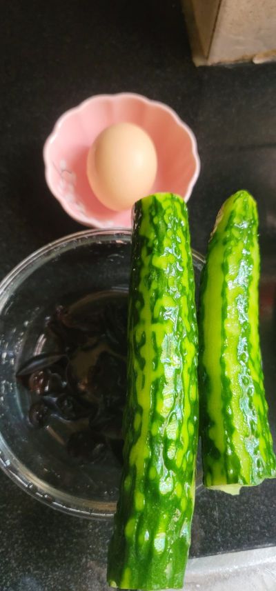 黑木耳鸡蛋炒青瓜的做法步骤：1