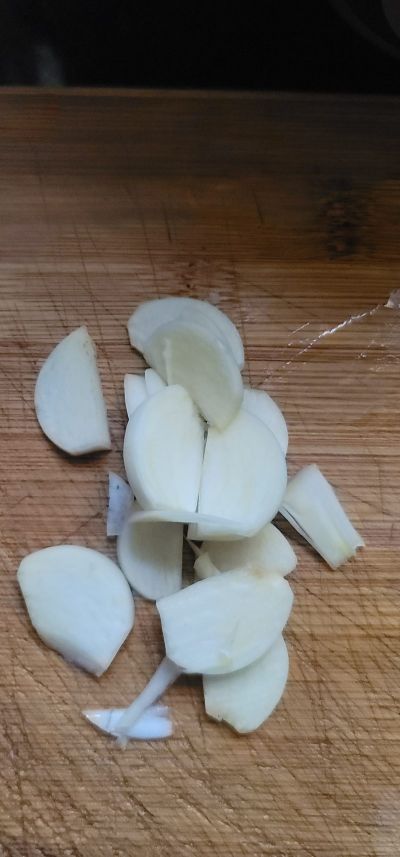 黑木耳鸡蛋炒青瓜的做法步骤：2