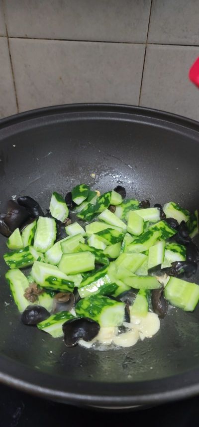 黑木耳鸡蛋炒青瓜的做法步骤：7