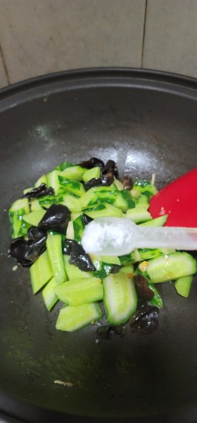 黑木耳鸡蛋炒青瓜的做法步骤：8