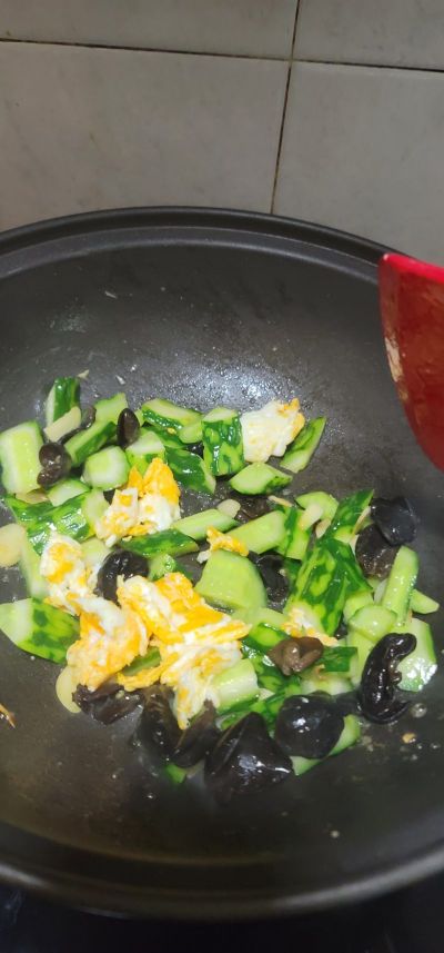 黑木耳鸡蛋炒青瓜的做法步骤：9