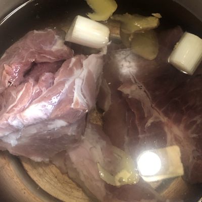 梅花肉海带焖黄豆的做法步骤：1