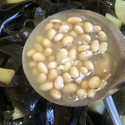 梅花肉海带焖黄豆的做法步骤：15