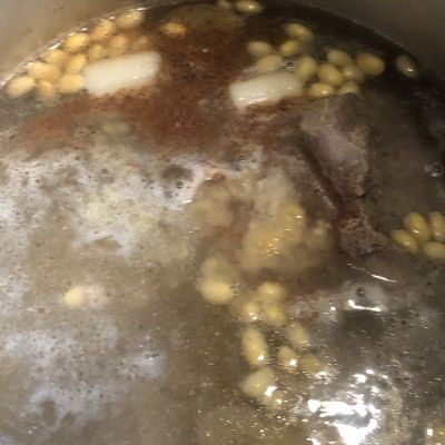 梅花肉海带焖黄豆的做法步骤：4