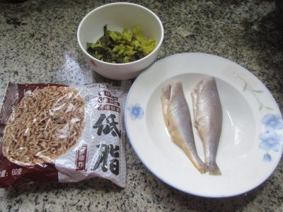 咸菜小黄鱼荞麦面的做法步骤：1