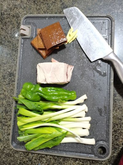 蒜苗豆干炒肉片的做法步骤：1