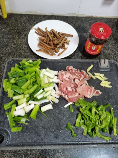 蒜苗豆干炒肉片的做法步骤：2