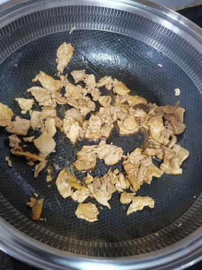 蒜苗豆干炒肉片的做法步骤：5