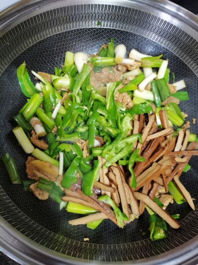 蒜苗豆干炒肉片的做法步骤：6